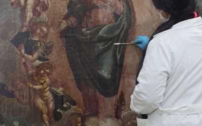 Restauración de un cuadro de la Virgen