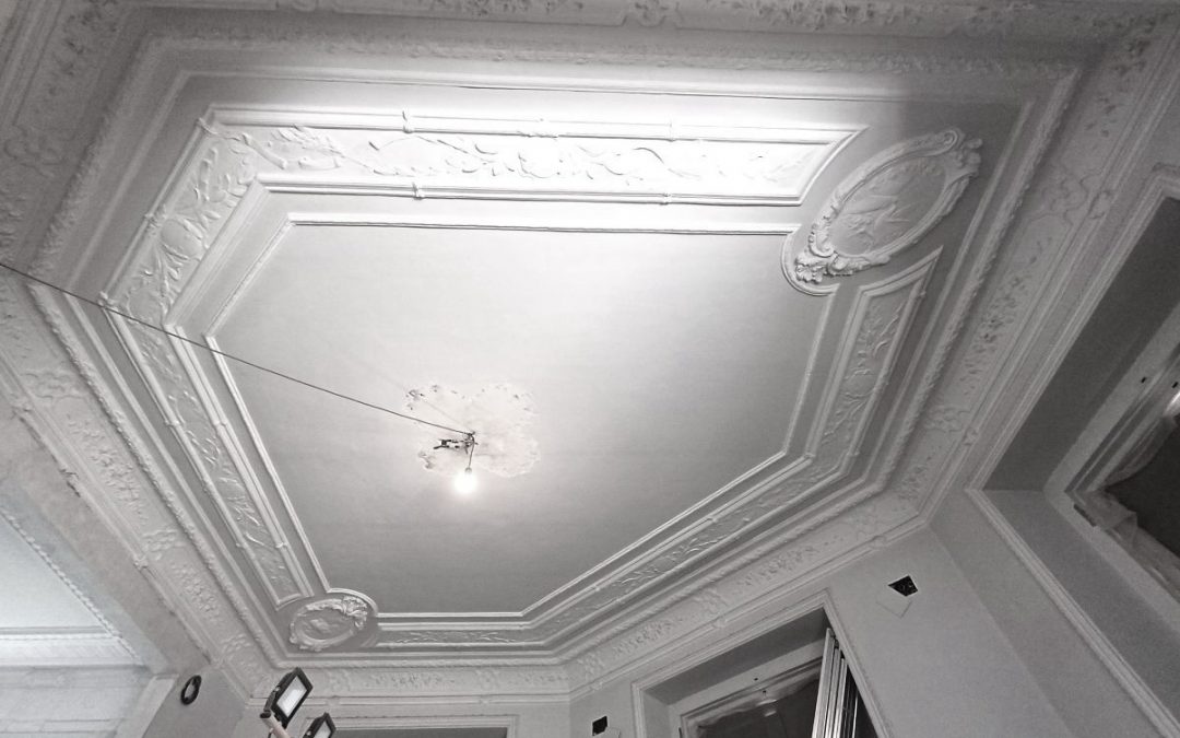 Restauración de molduras en casas del siglo XIX: lo que descubrimos bajo la pintura