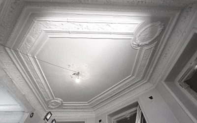 Restauración de molduras en casas del siglo XIX: lo que descubrimos bajo la pintura